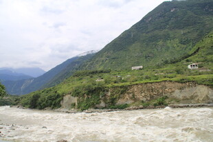 湍急河流旁的青山美景