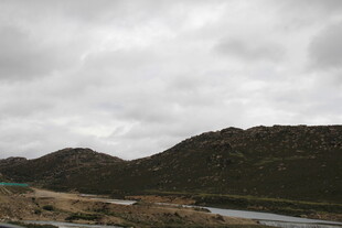 阴天的山水风景