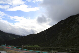 山间公路旁的壮丽云景