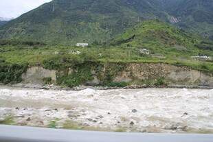 山间湍急河流的壮丽景象
