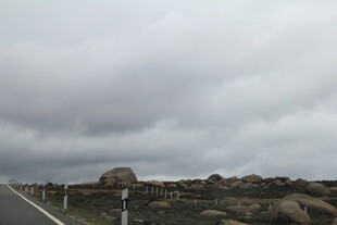 阴云下的旷野与公路