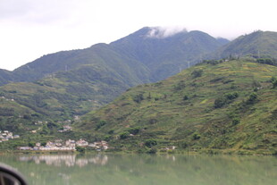 青山绿水间的宁静村落