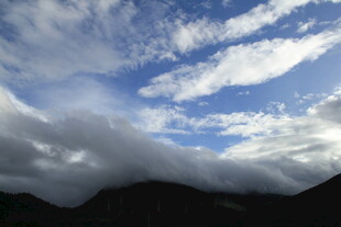 蓝天白云下的山峦美景