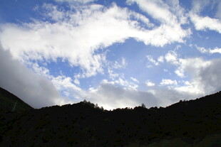 蓝天白云下的山峦景色
