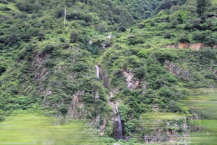 山间翠绿瀑布景观