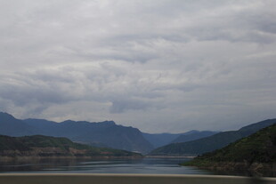 山水相依的壮阔自然景观