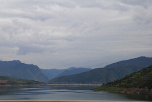 山水相依的静谧湖景