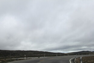 蜿蜒公路与阴沉天空