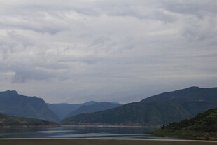 山水相依的宁静风光