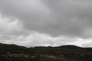 阴云笼罩下的山峦