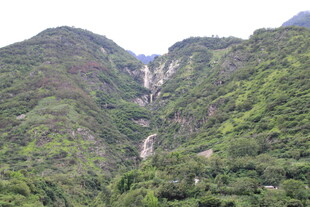 山间壮丽瀑布景观