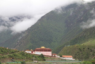 山间云雾中的藏式建筑
