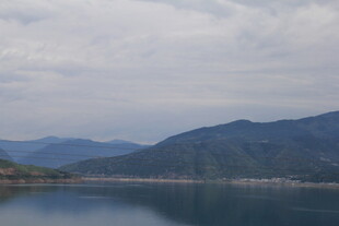 宁静山水湖景风光图