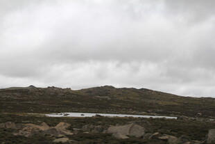 山间湖泊的阴天景致