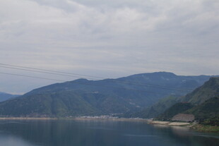 宁静山水湖景风光图