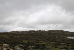 山间云雾缭绕的自然景致