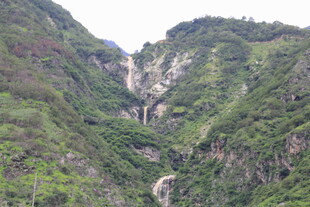 山间壮丽瀑布景观