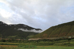 山间绿野云雾缭绕美景