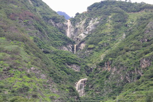 山间峡谷绿意盎然景色美