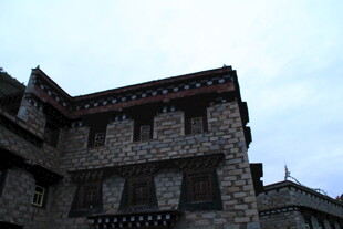 藏式风格古老石砌建筑