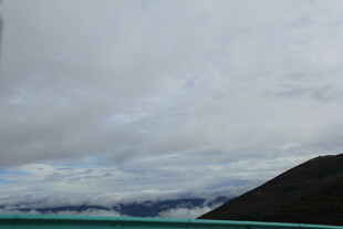 湖畔山峦 云遮雾绕之景