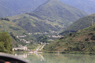 山水相依的宁静村落