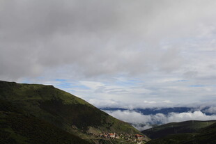 山间云雾缭绕的壮美景色