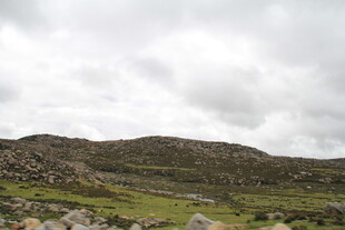 山间草地与多云天空景色