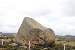 旷野中的巨大独石