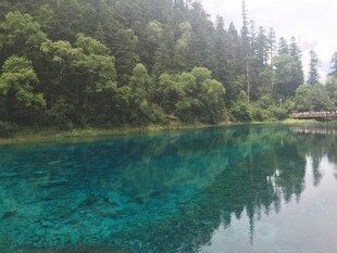 清澈幽蓝的山林湖泊
