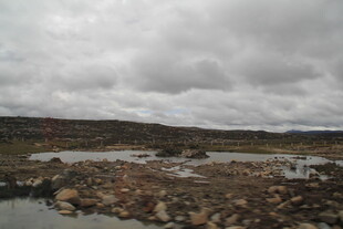 阴天的河岸岩石景观