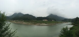 云雾缭绕的山水风光