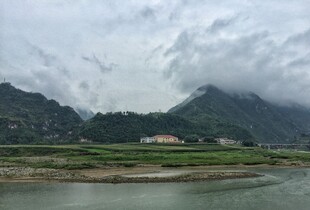 山水相依的田园风光