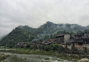 山间村落 云雾缭绕之景