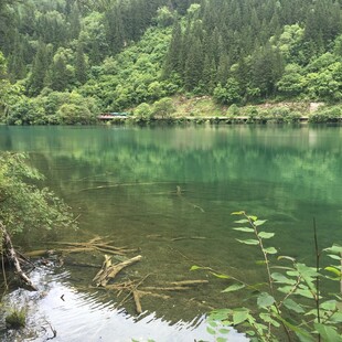 山间碧绿湖水自然景致