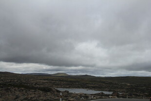 阴云下的旷野湖泊景观