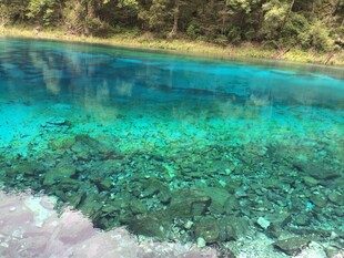 清澈碧蓝的水底世界