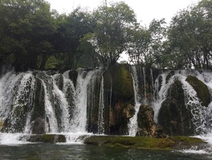 壮观自然瀑布景观