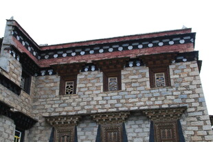 藏式风格古老石砌建筑