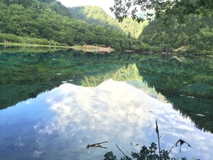 山间碧湖 天光云影共徘徊