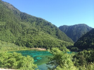 青山环抱的碧绿湖泊