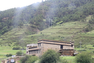 山间古朴建筑 自然美景