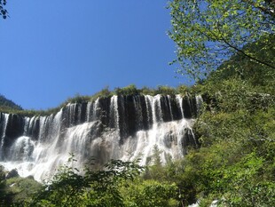 壮观瀑布 青山绿树环绕