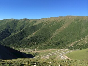 山间蜿蜒公路美景