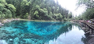 清澈蓝湖 山林环绕美景