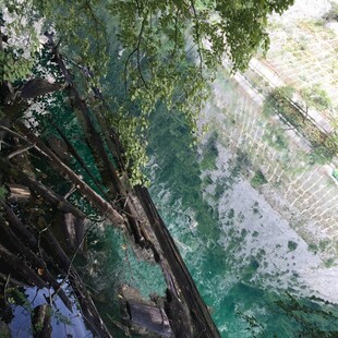 俯瞰翠绿山谷中的清澈溪流