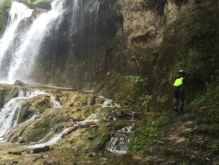 山间瀑布旁的徒步者