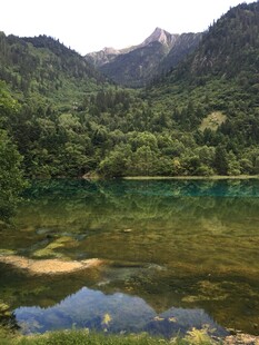 山间碧绿湖水美景