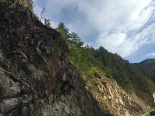 山间陡峭岩壁与葱郁植被