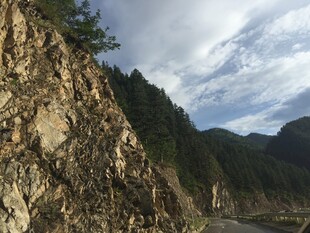 山间陡峭岩壁风景